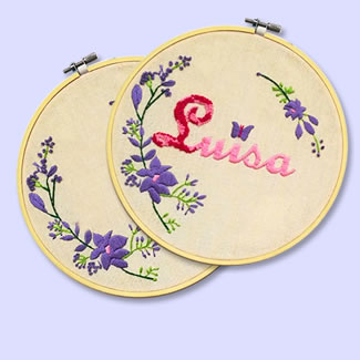 Tambor bordado personalizado con tu nombre. Tejidos decorativos en crochet. Talykí Taller de Tejidos y diseño textil