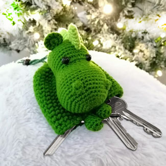 Llavero tejido de dinosaurio. Animales prehistóricos. Llaveros tejidos personalizados. Talykí Taller de Tejidos y diseño textil