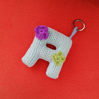 Llavero tejido a mano en forma de letra con la inicial de tu nombre. Letra tejida a crochet. Llaveros tejidos personalizados. Talykí Taller de Tejidos y diseño textil