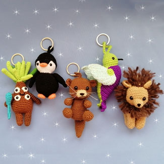 Llaveros tejidos a mano, llavero de nutria, llavero de león, Llaveros tejidos personalizados. Talykí Taller de Tejidos y diseño textil