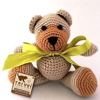 Osito tejido en crochet. Muñecos tejdos personalizados. Talykí Taller de Tejidos y diseño textil