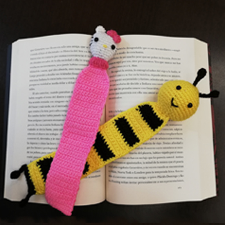 Separador de lectura tejido. Separador de libros. Marcadores de lectura tejidos. Tejidos a mano. Separador de lectura de hello kitty. Separador de libros de abeja tejido a mano. Talykí Taller de Tejidos y diseño textil